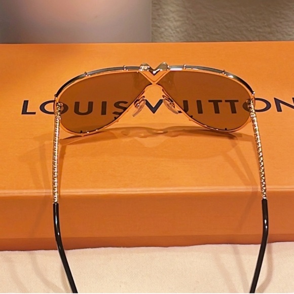 💯% Authentic Louis Vuitton LV Drive Sunglasses ✨ - Picture 6 of 7
